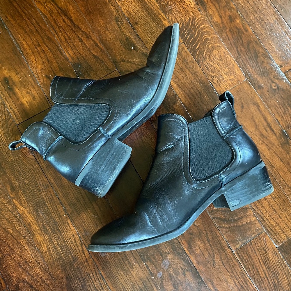 STEVE MADDEN 100% leather chelsea style ankle boots